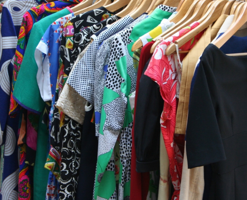 association-ST CYR SUR MER-min_dresses_apparel_clothing_clothes_clothes_hangers_wooden_hangers_retail_shop_closet-1149845